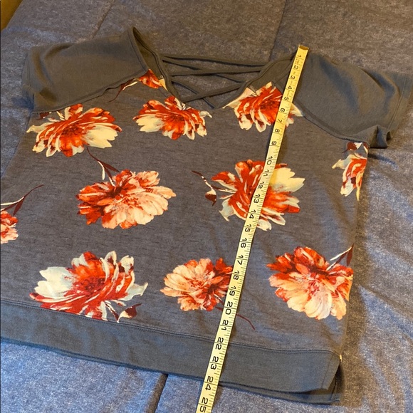 Floral Blue and Red Short Sleeve Top - Picture 4 of 6